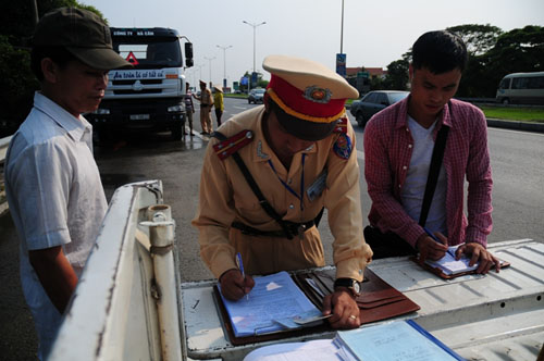 Tắm heo, “tắm” cả người đi trên cao tốc HN-Bắc Giang - 5