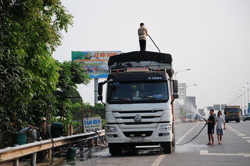 Tắm heo, “tắm” cả người đi trên cao tốc HN-Bắc Giang - 7