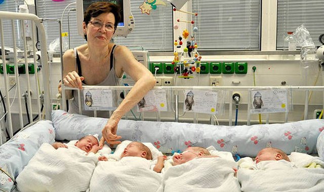Đức: Con gái muốn có em, mẹ 65 tuổi đẻ liền lúc 4 con - 1