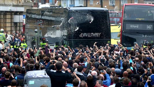 FA sẽ phạt nặng West Ham, nhưng không cho MU đá lại - 3