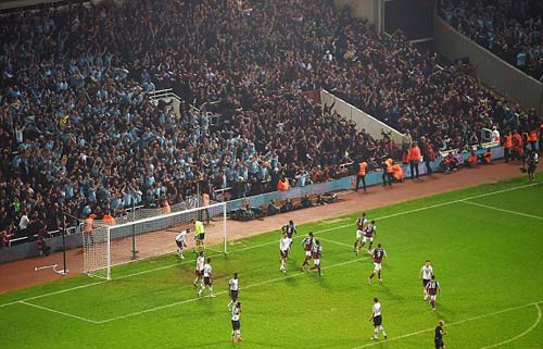 FA sẽ phạt nặng West Ham, nhưng không cho MU đá lại - 11