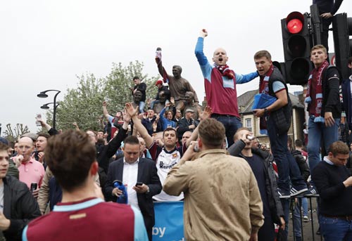 FA sẽ phạt nặng West Ham, nhưng không cho MU đá lại - 8