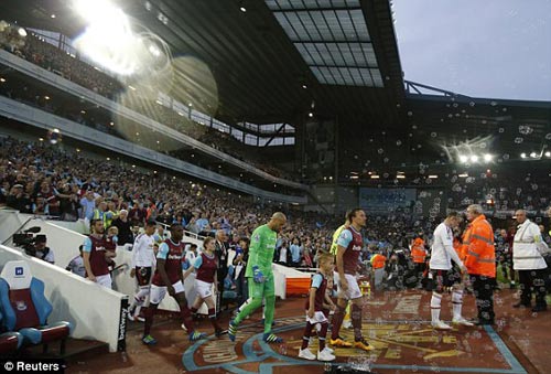 FA sẽ phạt nặng West Ham, nhưng không cho MU đá lại - 9