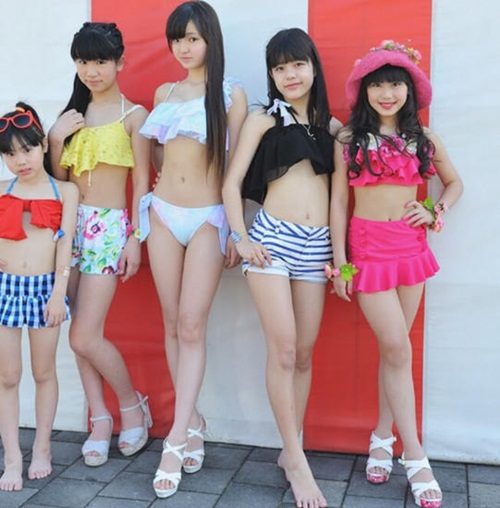 Nhật: Bé gái 12 tuổi bị "ném đá" vì mặc bikini biểu diễn - 1