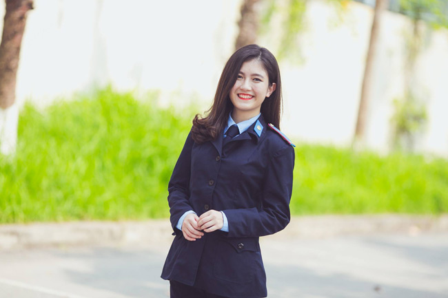Bùi Linh Chi, cô gái luôn muốn được sống là chính mình, có ước mơ trở thành nữ cảnh sát trong tương lai. 