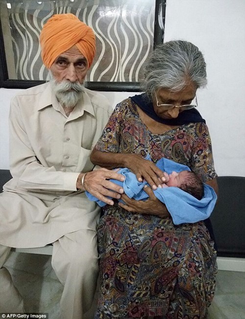 Cụ bà Ấn Độ sinh con đầu lòng ở tuổi 70 - 1