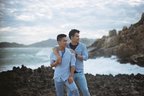 Adrian Anh Tuấn tung ảnh lãng mạn với bạn đời đồng giới - 1