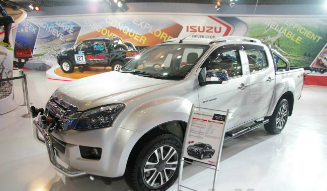 Mức giá trên được rất nhiều đại lý phân phối của Isuzu ở Ấn Độ xác nhận. Một đại lý ở Mumbai cho biết mức giá 12.49 lakhs (khoảng 417 triệu đồng) là mức giá khởi điểm của mẫu xe bán tải 4 cửa cao cấp Isuzu D-Max V-Cross.