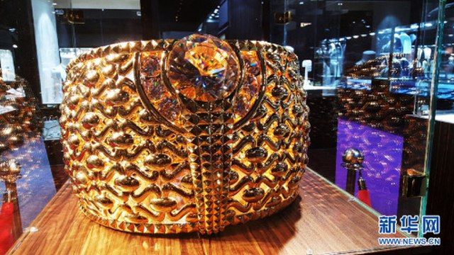 UAE trưng bày nhẫn vàng 64kg lớn nhất thế giới - 1