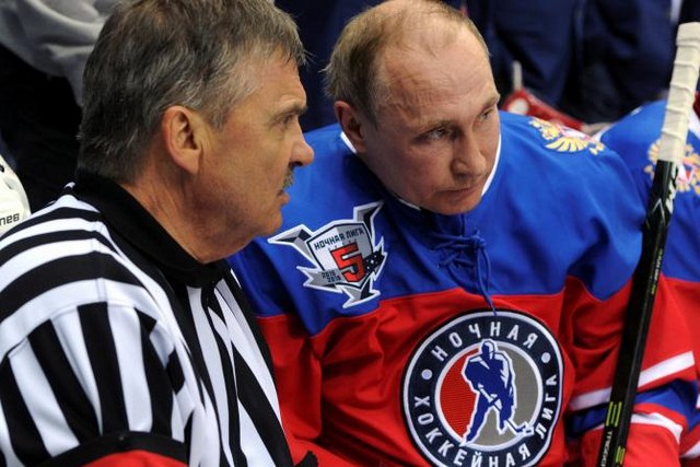 Putin ngã sõng soài trên sân đấu hockey - 1