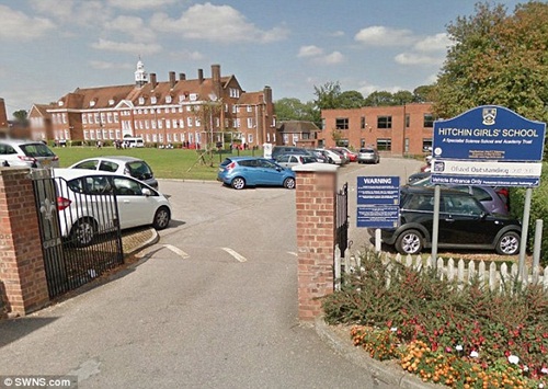 Cấm nữ sinh mặc váy ngắn để tránh "khiêu khích" thầy giáo - 4