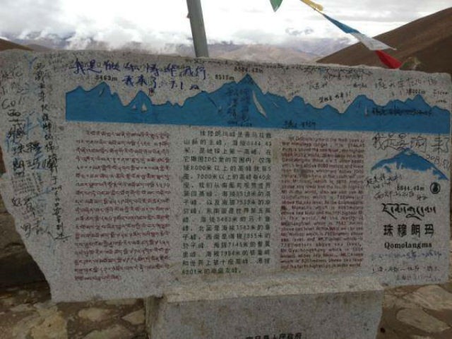 Dân Trung Quốc vẽ, khắc chằng chịt trên đỉnh Everest - 1