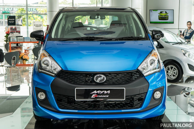 Theo những nguồn tin rò rỉ, Perodua Myvi 2016 hiện đã sẵn bán tại Malaysia. Xe có tông màu kép mới đen và xanh, kết hợp với các cột, mái vòm, khung ốp gương, cửa bên và cửa sau màu đen.
