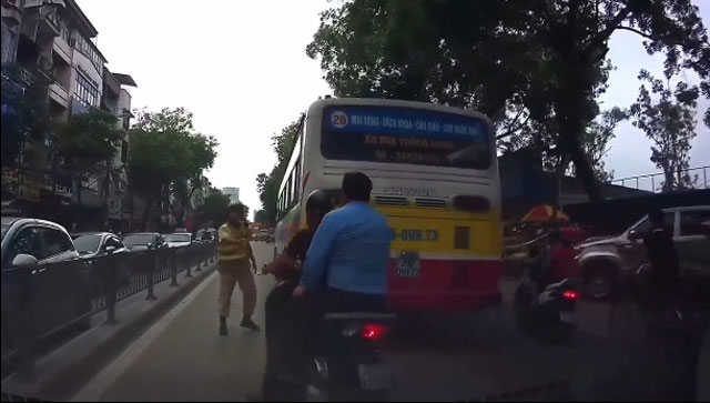 Video: Đi sau xe buýt né chốt 141, bị CSGT "tóm sống" - 1
