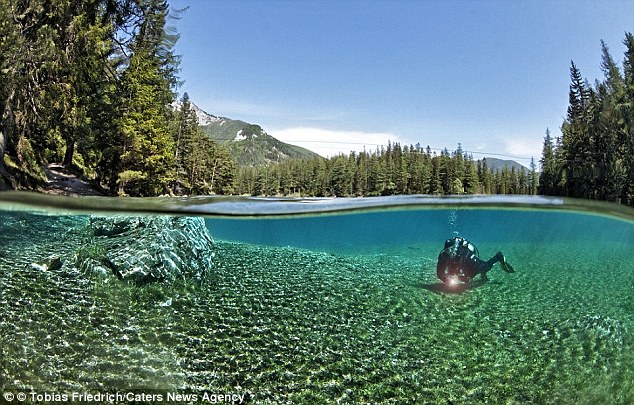 Áo: Hồ nước trong xanh đổi màu vì du khách tè bậy - 1