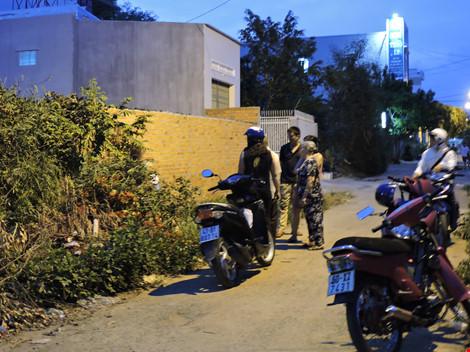 Nữ sinh viên bỏ con rồi giả bộ phát hiện được - 2