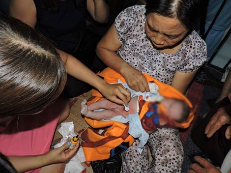 Nữ sinh viên bỏ con rồi giả bộ phát hiện được - 1