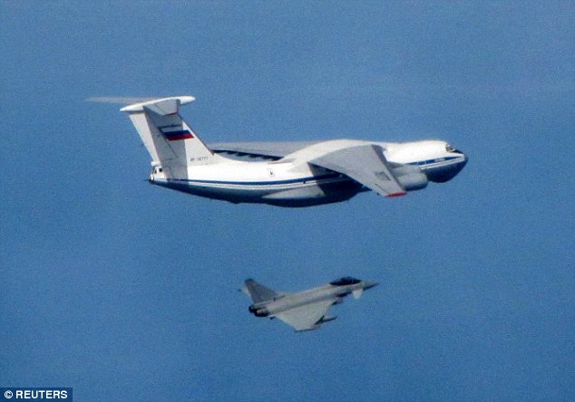 Chiến đấu cơ Anh chặn 3 máy bay Nga trên biển Baltics - 1