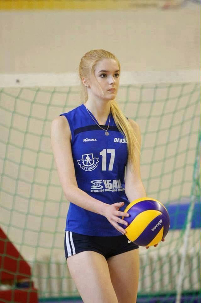 Cô gái người Nga hiện đang khoác áo số 17 và chơi ở vị trí chủ công tại CLB bóng chuyền Primorye. Đây là một trong những bức ảnh giúp VĐV người Nga được người ta ví như 'Nữ thần' hay 'Thánh nữ'.
