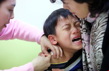 Cha mẹ Hàn Quốc đua nhau cho con tiêm 'mũi thông minh' - 1