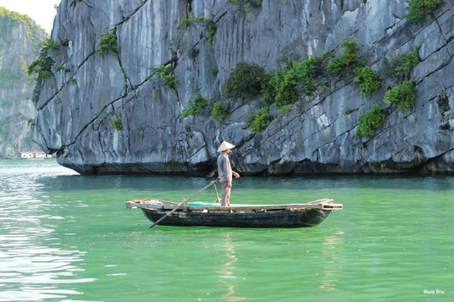 Trong chuyến đi dài nhiều tháng ở Việt Nam, Diane và người đồng hành đã ghé qua vịnh Hạ Long, điểm đến nổi tiếng được công nhận là Kỳ quan thiên nhiên thế giới mới.
