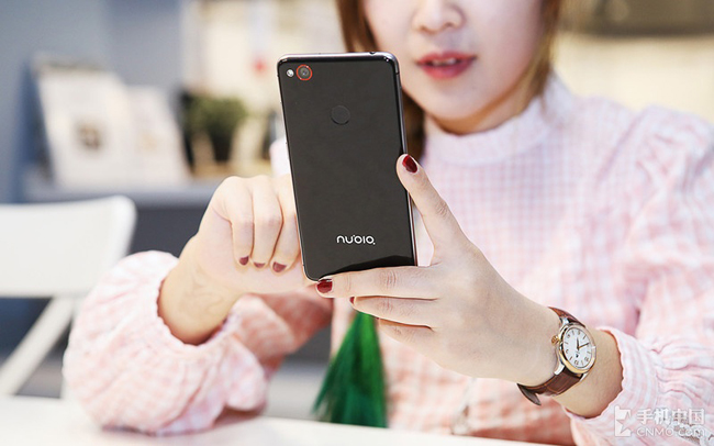 Vẻ đẹp trong sáng và tinh khôi của hotgirl Trung Quốc khi tạo dáng bên smartphone dễ khiến người xem bị hớp hồn.