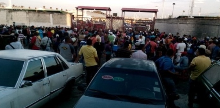 Đói ở Venezuela, nghìn người tràn vào siêu thị cướp bóc - 1