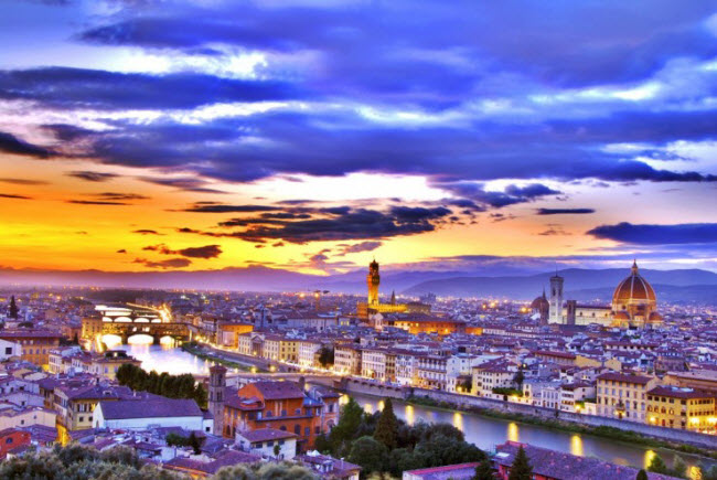Thời tiết tại thành phố Florence ở Italia khá ấm áp vào tháng 5, nên du khách có thể thoải mái mặc quần soóc và áo cộc tay khi dạo phố.