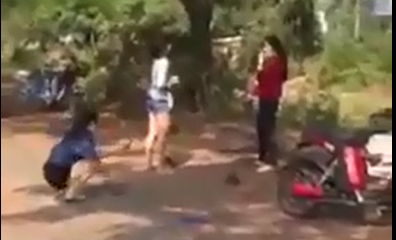 Xôn xao clip 2 “hotgirl” đánh nhau dữ dội - 2