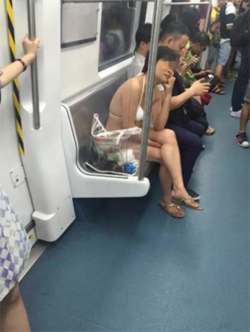 Người phụ nữ mặc bikini đi tàu điện ngầm gây "sốc" - 1