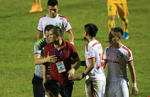 Vòng 10 V-League: SL Nghệ An vừa đá vừa run - 1