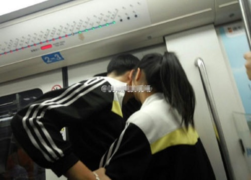 Cặp đôi học sinh ôm ấp, hôn hít nhau trên tàu điện ngầm - 1