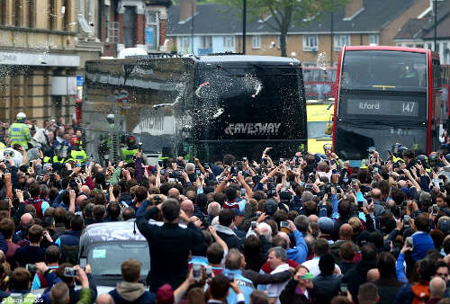 Soi xe bus giúp MU thoát “cơn điên” của CĐV West Ham - 1
