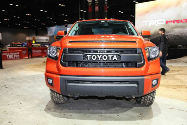Toyota Tundra giá 28.510 USD, trang bị động cơ V-8, dung tích 4.6 L, sản sinh công suất 310 mã lực với sự hỗ trợ của bộ chống bó cứng phanh trên 4 bánh, hộp số tự động 6 cấp, vành bánh xe bằng thép cỡ 18-inch, hệ thống theo dõi hành trình và rất nhiều túi khí đảm bảo an toàn.