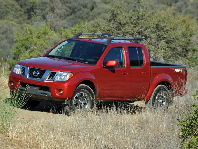 Nissan Frontier là một trong những xe bán tải rẻ nhất trong danh sách này với mức chỉ 17.990 USD. Xe trang bị động cơ I-4, dung tích 2.5L, công suất 152 mã lực, cùng với hộp số sàn 5 cấp, vành bánh xe bằng thép cỡ 15-inch. Ngoài ra còn có hệ thống chống bó cứng phanh trên 4 bánh, đài, 4 loa âm thành, hệ thống ổn định điện tử và nhiều túi khí an toàn.