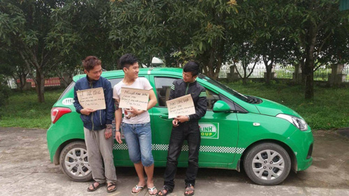 Kỳ lạ: 3 tên cướp taxi cười sằng sặc khi bị bắt - 1