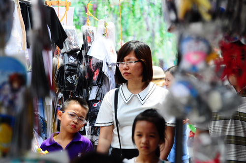 "Treo đầu dê, bán thịt chó", lễ hội treo hoa giả gây thất vọng - 8