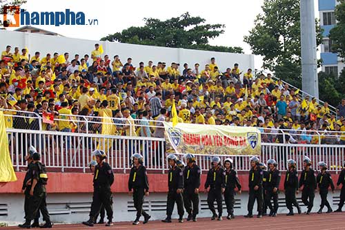 Người đẹp xứ Thanh "đại náo" sân Thống Nhất - 2