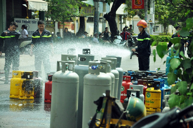 5 phút hãi hùng đối diện thanh niên ngáo đá đốt cửa hàng gas - 6