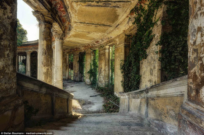 “Tôi thích chụp khung cảnh trong những công trình bỏ hoang vì chúng cho thấy sức mạnh đáng sợ của thiên nhiên”, nhiếp ảnh gia 34 tuổi nói.