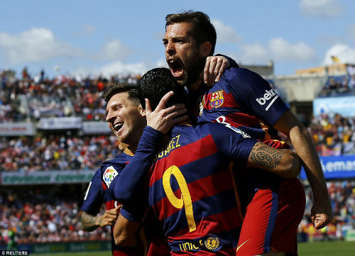 Ảnh: Barca vỡ òa ngày vượt mặt Real, xưng bá Liga - 9
