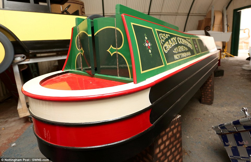 Dân Anh đua nhau đặt quan tài hình siêu xe, tàu cướp biển - 2