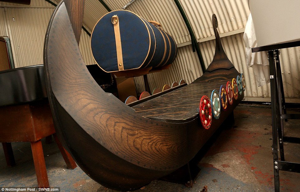 Dân Anh đua nhau đặt quan tài hình siêu xe, tàu cướp biển - 3