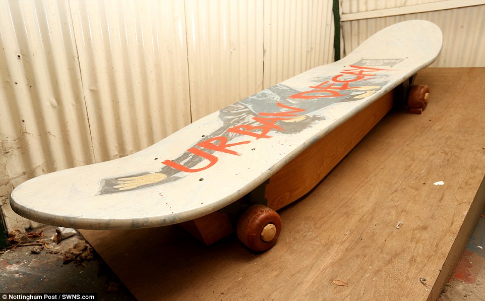 Dân Anh đua nhau đặt quan tài hình siêu xe, tàu cướp biển - 4