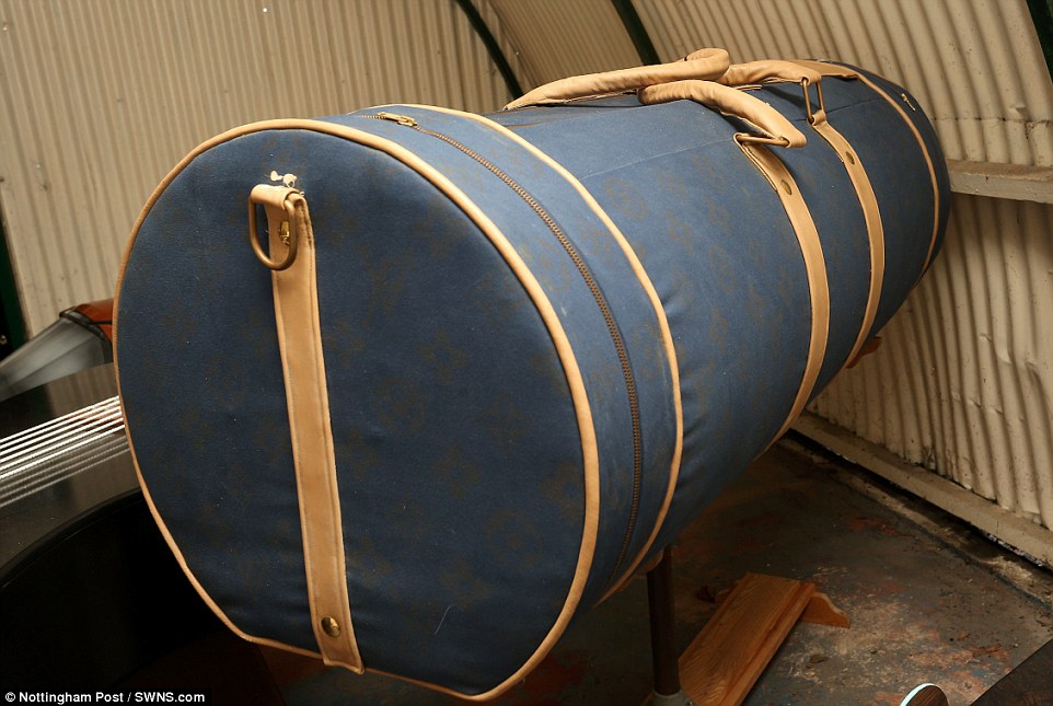 Dân Anh đua nhau đặt quan tài hình siêu xe, tàu cướp biển - 5