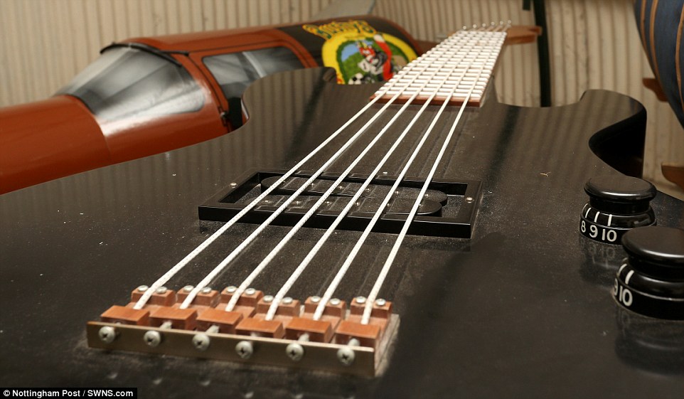 Dân Anh đua nhau đặt quan tài hình siêu xe, tàu cướp biển - 7