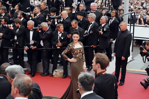 Lý Nhã Kỳ khoe vóc dáng kiêu sa trên thảm đỏ Cannes - 2