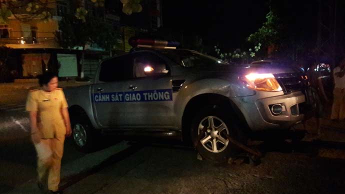 Trắng đêm truy bắt quái xế tông xe CSGT khi chạy trốn - 1
