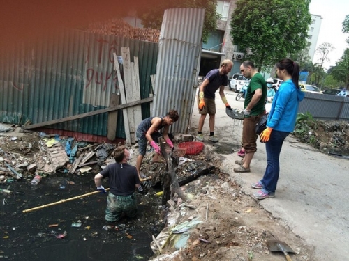 Hành động lạ lùng của khách Tây giữa phố HN gây chú ý - 2