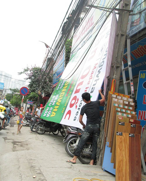 Hình ảnh luộm thuộm của "ma trận" quảng cáo ở Hà Nội - 1